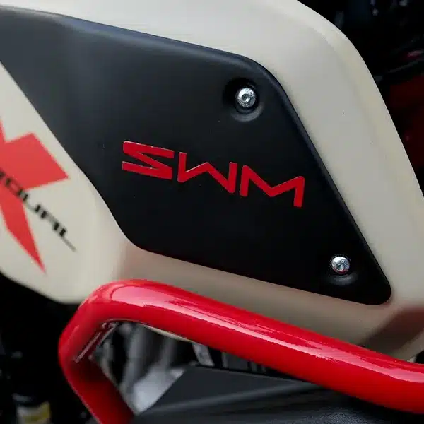 Nahaufnahme des roten SWM-Logos an der Seitenverkleidung einer Superdual X