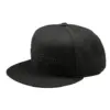Schwarze Flat Bill Snapback Cap mit flachem Schirm und dezenter Stickerei