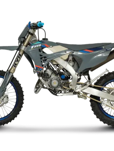 Seitenansicht einer TM EN 125 ES Fi 2T Enduro mit Aluminiumrahmen und sportlicher Ausstattung, Modell 2026