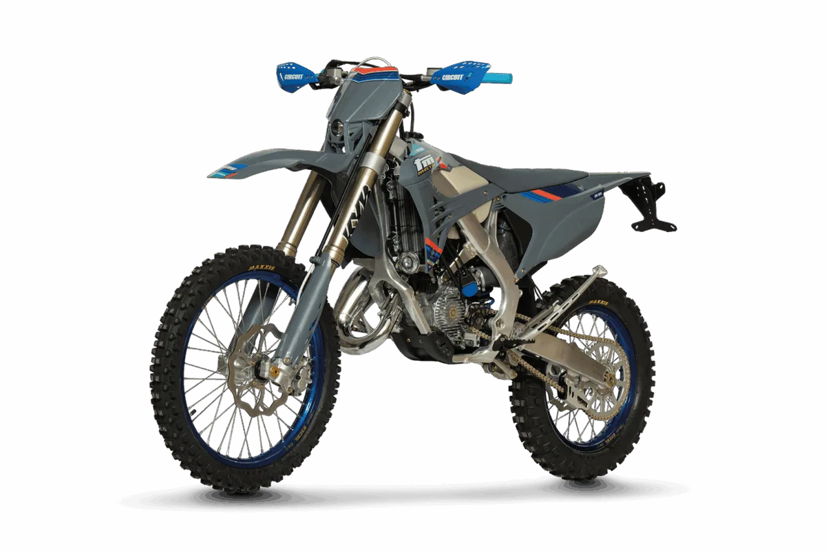 Seitenansicht der TM EN 125 ES Fi 2T, einer modernen 125er Enduro mit Aluminiumrahmen und Einspritzmotor.