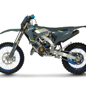 TM EN 125 ES Fi 2T Corse Enduro-Motorrad seitlich fotografiert, auf schwarzem Hintergrund.