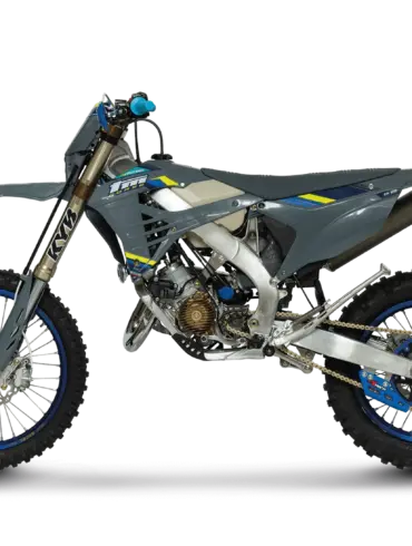 TM EN 125 ES Fi 2T Corse Enduro-Motorrad seitlich fotografiert, auf schwarzem Hintergrund.