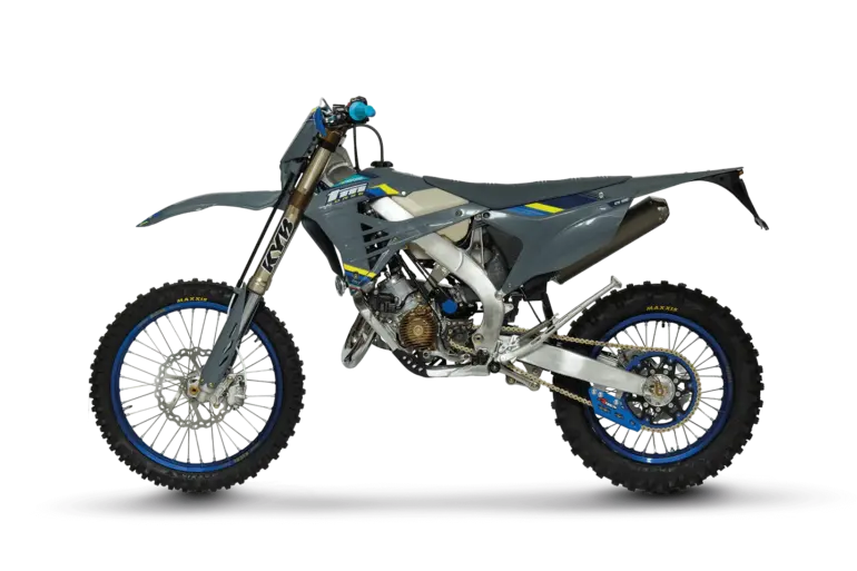 TM EN 125 ES Fi 2T Corse Enduro-Motorrad seitlich fotografiert, auf schwarzem Hintergrund.