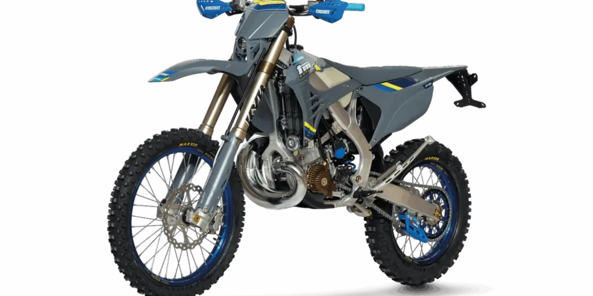 TM EN 250 ES Fi 2T CORSE Zweitakt-Enduro-Motorrad mit Aluminiumrahmen, Upside-down-Gabel und Stollenreifen, Seitenansicht