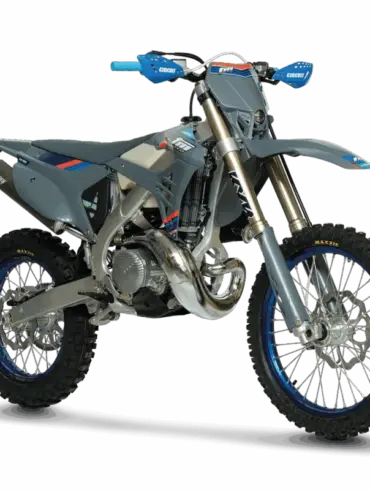 TM EN 250 ES Fi 2T Enduro-Motorrad in Grau und Blau auf dunklem Hintergrund