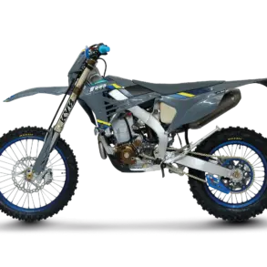 TM EN 450 ES Fi 4T Corse Enduro-Motorrad von der Seite, mit KYB-Gabel und speziellen Offroad-Komponenten.