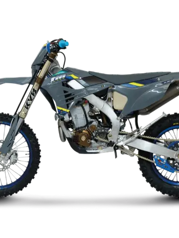 TM EN 450 ES Fi 4T Corse Enduro-Motorrad von der Seite, mit KYB-Gabel und speziellen Offroad-Komponenten.