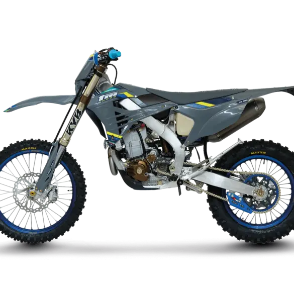 TM EN 450 ES Fi 4T Corse Enduro-Motorrad von der Seite, mit KYB-Gabel und speziellen Offroad-Komponenten.