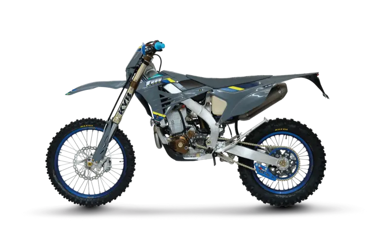 TM EN 450 ES Fi 4T Corse Enduro-Motorrad von der Seite, mit KYB-Gabel und speziellen Offroad-Komponenten.