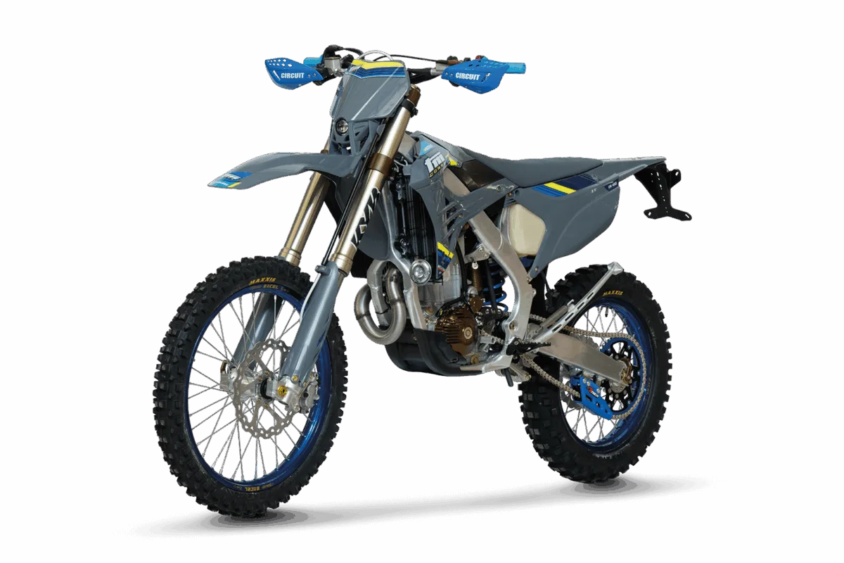 TM EN 450 ES Fi 4T Corse Enduro-Motorrad von vorn links vor neutralem Hintergrund.