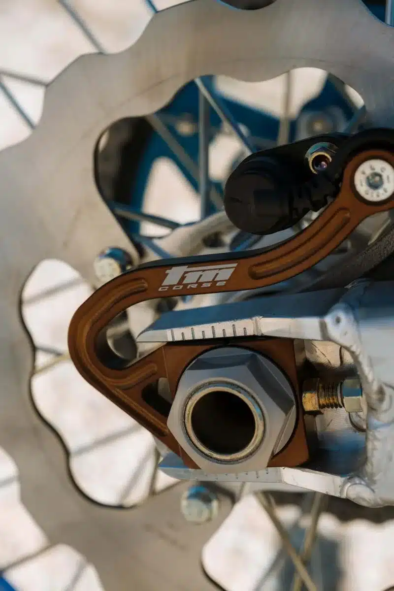 Nahaufnahme der hinteren Bremsscheibe, Achse und Bremskomponenten der TM EN 450 ES Fi 4T Corse