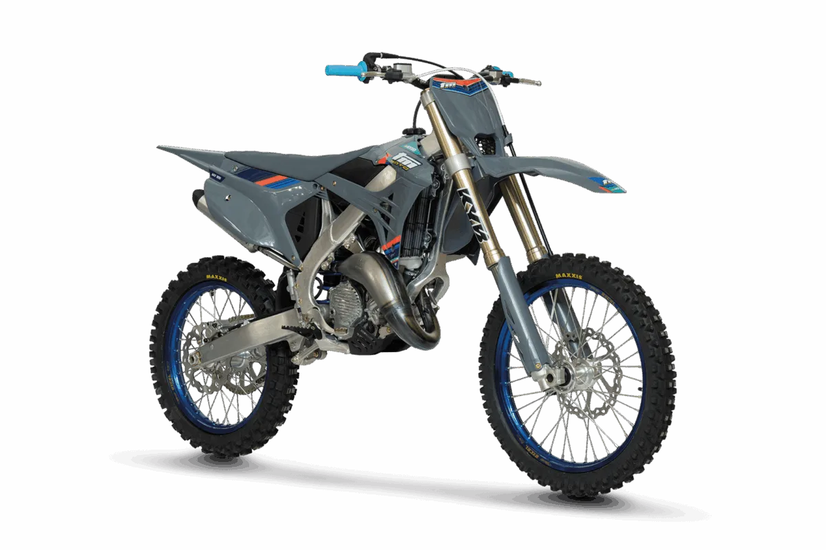 TM MX 125 ES 2T 2026 als Studioaufnahme, Motocross-Motorrad mit Alurahmen und modernen Komponenten.