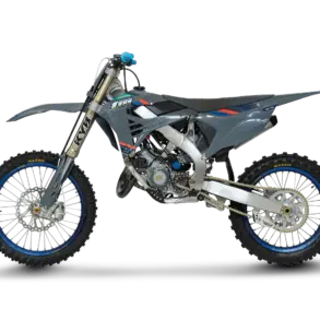 Seitliche Ansicht der TM MX 125 ES FI 2T 2026, ein Motocross-Motorrad mit Aluminium-Deltabox-Rahmen und Kayaba-Gabel.