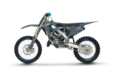 Seitliche Ansicht der TM MX 125 ES FI 2T 2026, ein Motocross-Motorrad mit Aluminium-Deltabox-Rahmen und Kayaba-Gabel.