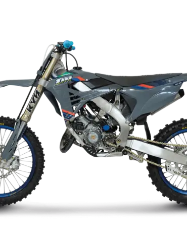 Seitliche Ansicht der TM MX 125 ES FI 2T 2026, ein Motocross-Motorrad mit Aluminium-Deltabox-Rahmen und Kayaba-Gabel.
