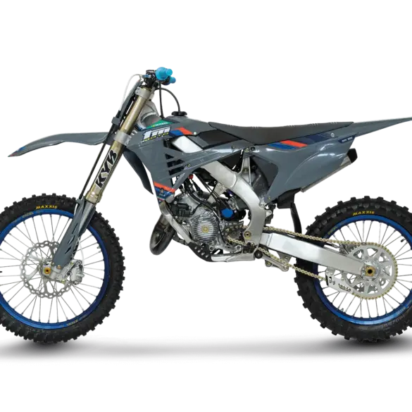 Seitliche Ansicht der TM MX 125 ES FI 2T 2026, ein Motocross-Motorrad mit Aluminium-Deltabox-Rahmen und Kayaba-Gabel.