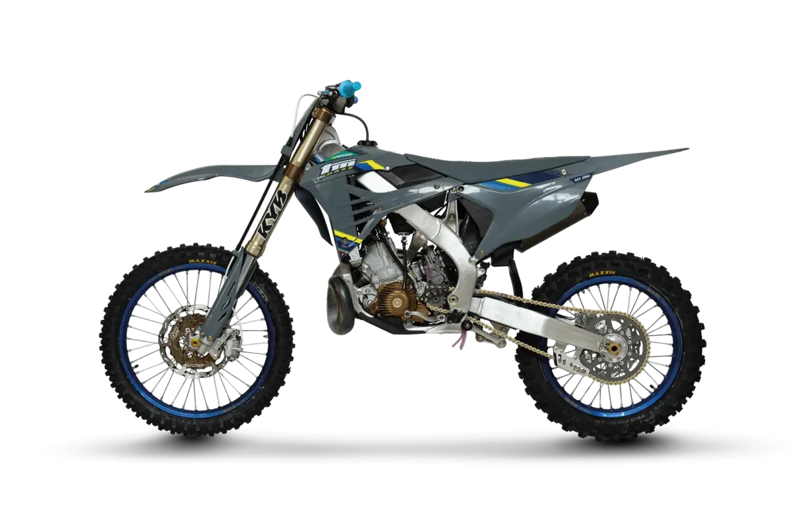 Seitenansicht der TM MX 250 ES 2T Corse 2026, einem modernen Motocross-Motorrad mit Aluminiumrahmen und KYB-Federung.