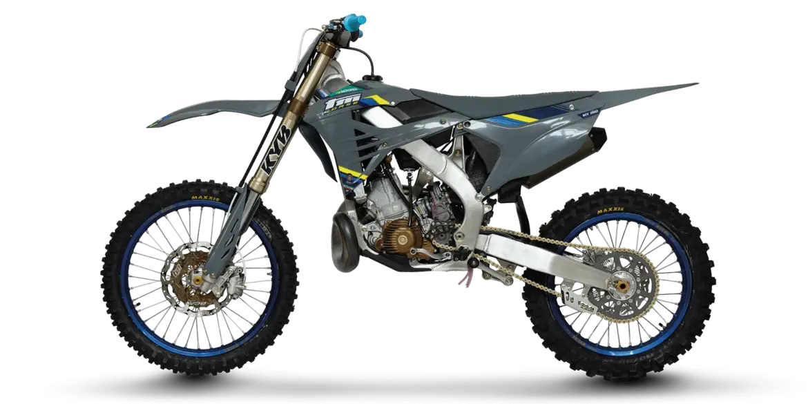 Seitenansicht der TM MX 250 ES 2T Corse 2026, einem modernen Motocross-Motorrad mit Aluminiumrahmen und KYB-Federung.