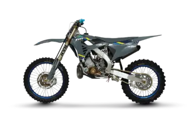 Seitenansicht der TM MX 250 ES 2T Corse 2026, einem modernen Motocross-Motorrad mit Aluminiumrahmen und KYB-Federung.