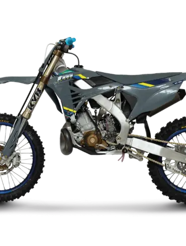 Seitenansicht der TM MX 250 ES 2T Corse 2026, einem modernen Motocross-Motorrad mit Aluminiumrahmen und KYB-Federung.