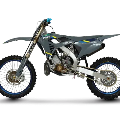 Seitenansicht der TM MX 250 ES 2T Corse 2026, einem modernen Motocross-Motorrad mit Aluminiumrahmen und KYB-Federung.