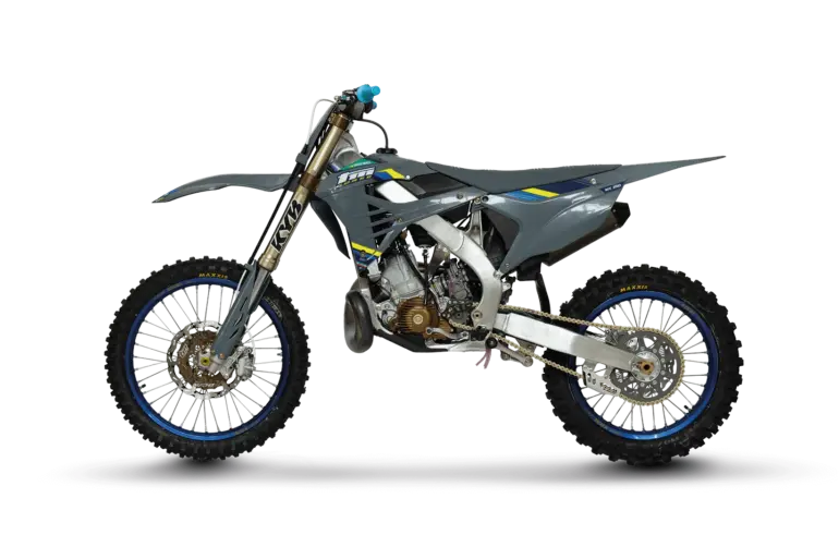 Seitenansicht der TM MX 250 ES 2T Corse 2026, einem modernen Motocross-Motorrad mit Aluminiumrahmen und KYB-Federung.