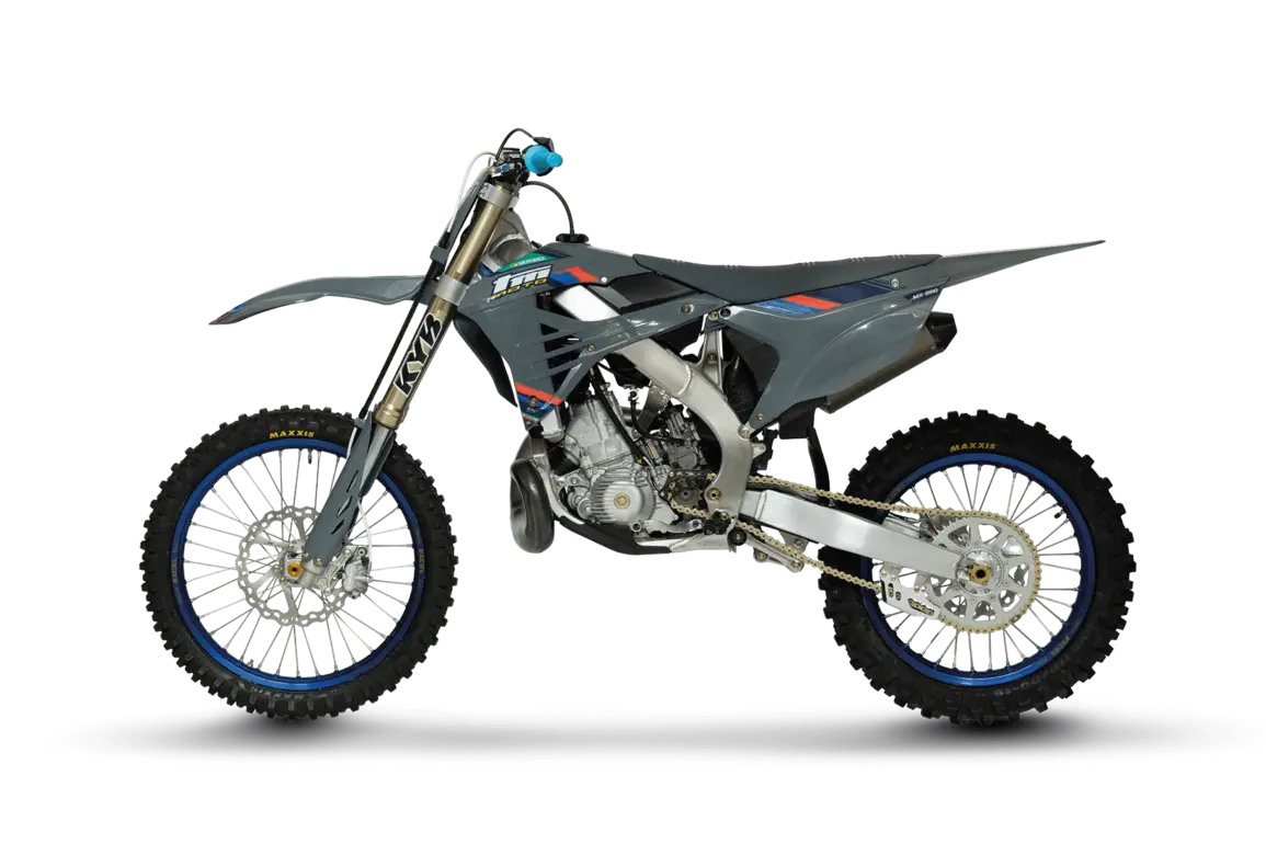 TM MX 250 ES 2T Motocross-Motorrad in vollständiger Seitenansicht vor schwarzem Hintergrund.