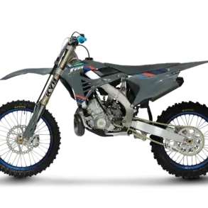 TM MX 250 ES 2T Motocross-Motorrad in vollständiger Seitenansicht vor schwarzem Hintergrund.