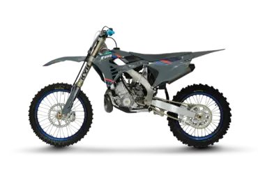 TM MX 250 ES 2T Motocross-Motorrad in vollständiger Seitenansicht vor schwarzem Hintergrund.