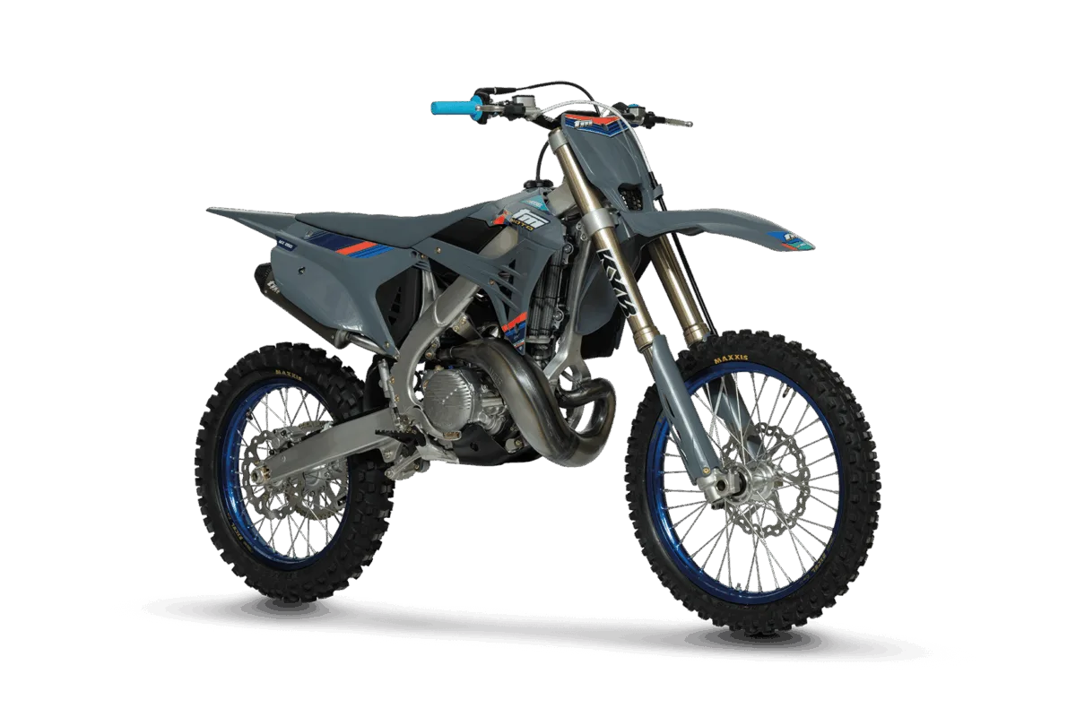 Seitenansicht einer TM MX 250 ES 2T Motocrossmaschine mit Aluminiumrahmen und Offroad-Bereifung