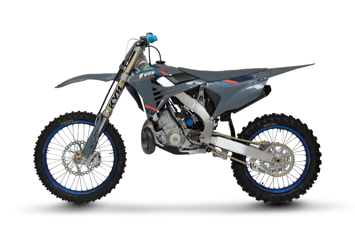 TM MX 250 ES FI 2T 2026, Motocross-Motorrad in Seitenansicht vor neutralem Hintergrund