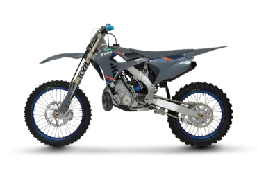 TM MX 250 ES FI 2T 2026, Motocross-Motorrad in Seitenansicht vor neutralem Hintergrund