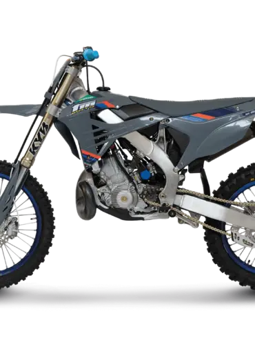 TM MX 250 ES FI 2T 2026, Motocross-Motorrad in Seitenansicht vor neutralem Hintergrund