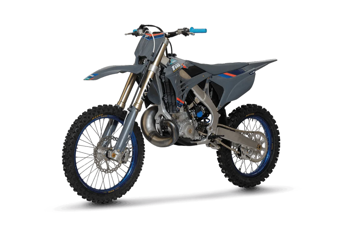 TM MX 250 ES FI 2T 2026 Zweitakt-Motocross-Motorrad in Grau mit blauen und roten Details, Racing-Ausstattung.