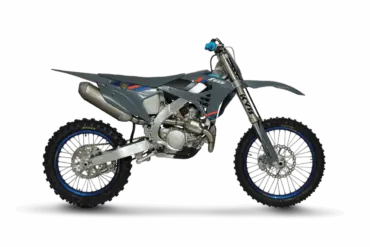 TM MX 250 ES Fi 4T 2026 Motocross-Motorrad Seitenansicht mit Aluminium-Deltabox-Rahmen und sportlichem Offroad-Setup