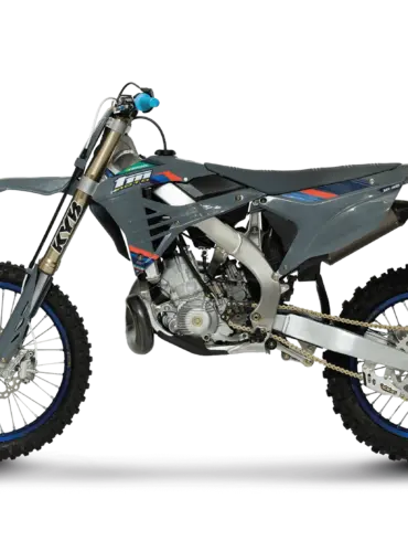 TM MX 300 ES 2T 2026 Motocross-Motorrad in Seitenansicht, grau-blaues Design mit Kayaba-Fahrwerk