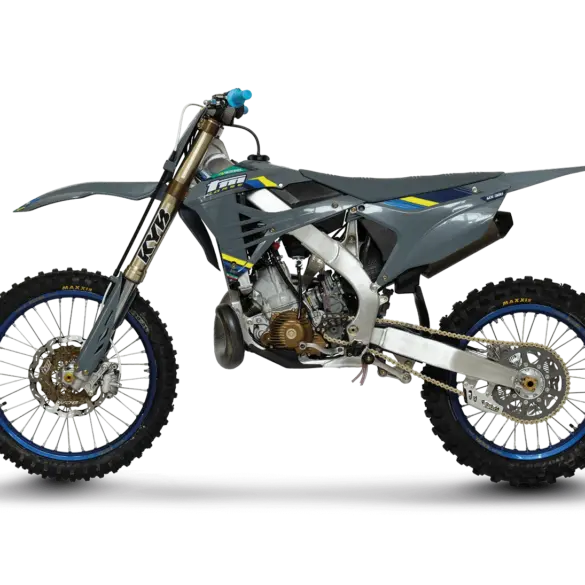 TM MX 300 ES 2T CORSE Motocross-Motorrad mit Aluminiumrahmen und KYB-Fahrwerk von der Seite