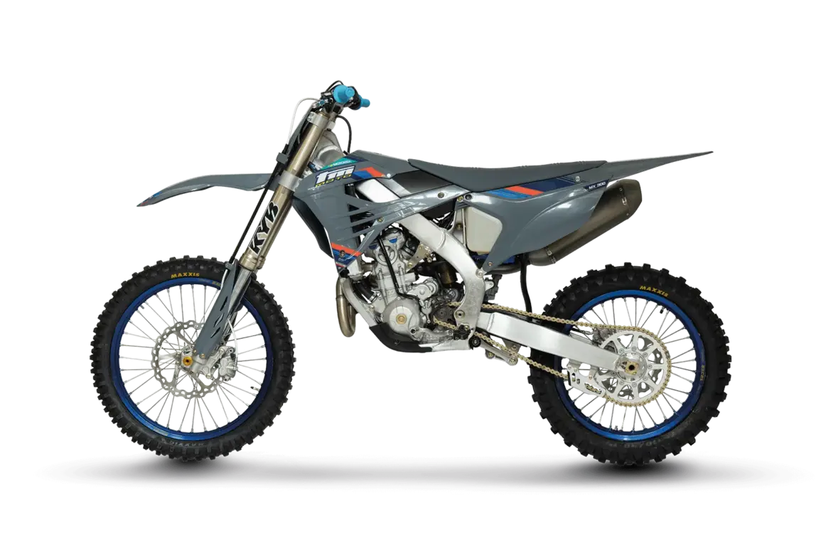 Motocross-Motorrad TM MX 300 ES Fi 4T 2026 in Seitenansicht, Aluminiumrahmen, KYB-Gabel und schlankes Bodywork.