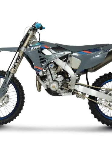 Motocross-Motorrad TM MX 300 ES Fi 4T 2026 in Seitenansicht, Aluminiumrahmen, KYB-Gabel und schlankes Bodywork.