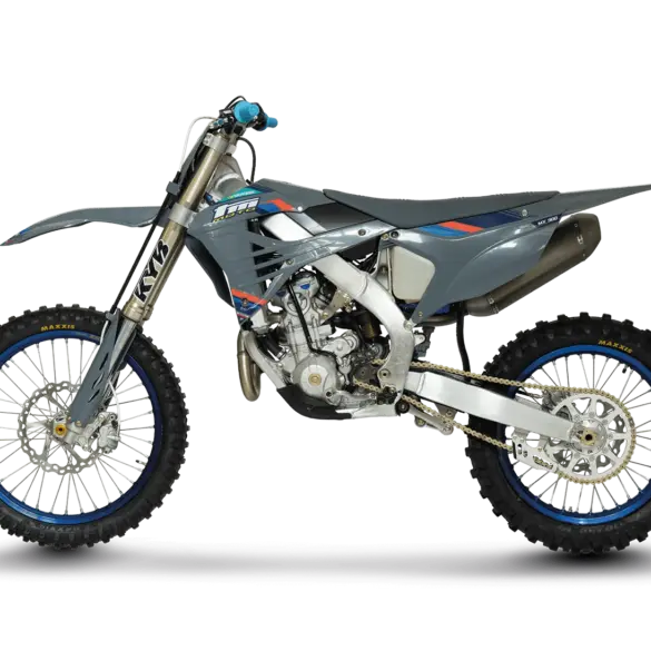 Motocross-Motorrad TM MX 300 ES Fi 4T 2026 in Seitenansicht, Aluminiumrahmen, KYB-Gabel und schlankes Bodywork.
