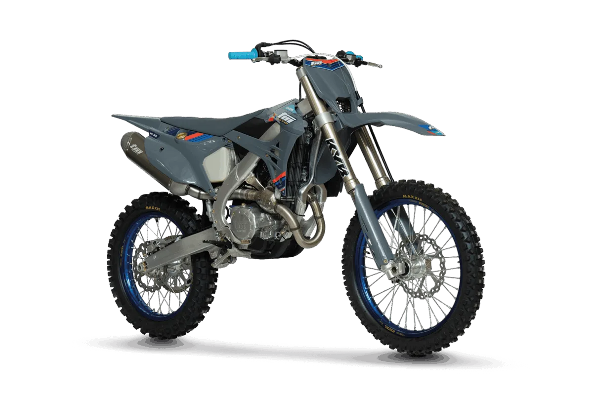 TM MX 300 ES Fi 4T 2026 Motocross-Motorrad in Seitenansicht, Grau-Blau mit Kayaba-Gabel und modernen Komponenten