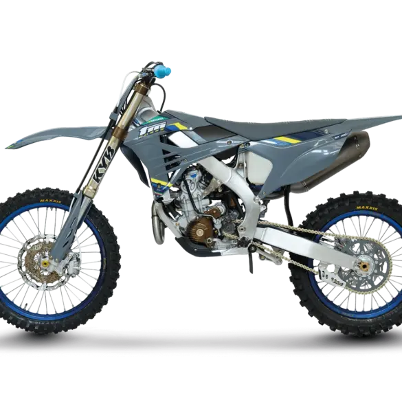 Seitenansicht der TM MX 300 ES Fi 4T Corse 2026 Motocross-Maschine