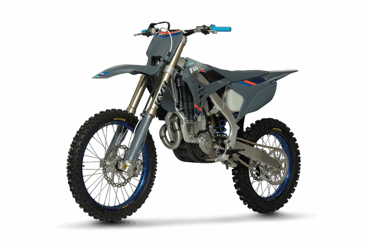Seitliche Ansicht der TM MX 450 ES Fi 4T 2026, einer Motocross-Maschine mit Aluminiumrahmen und sportlicher Ausstattung.