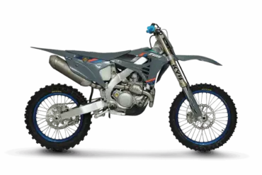 Seitenansicht der TM MX 450 ES Fi 4T 2026 Motocross-Maschine mit Aluminiumrahmen und Kayaba-Gabel vor neutralem Hintergrund.
