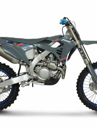 Seitenansicht der TM MX 450 ES Fi 4T 2026 Motocross-Maschine mit Aluminiumrahmen und Kayaba-Gabel vor neutralem Hintergrund.