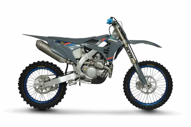 Seitenansicht der TM MX 450 ES Fi 4T 2026 Motocross-Maschine mit Aluminiumrahmen und Kayaba-Gabel vor neutralem Hintergrund.