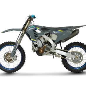 Motocross-Motorrad TM MX 450 ES Fi 4T CORSE 2026 von der Seite mit Aluminium-Rahmen und modernem Design.