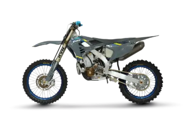 Motocross-Motorrad TM MX 450 ES Fi 4T CORSE 2026 von der Seite mit Aluminium-Rahmen und modernem Design.