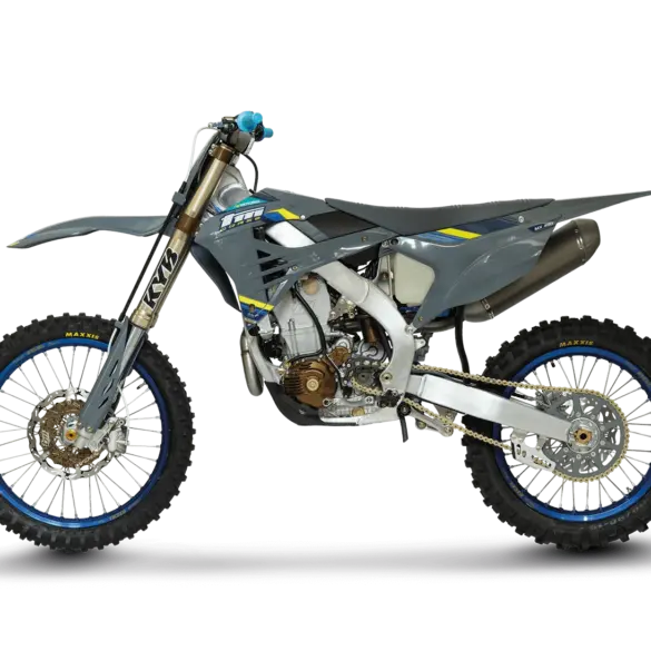 Motocross-Motorrad TM MX 450 ES Fi 4T CORSE 2026 von der Seite mit Aluminium-Rahmen und modernem Design.