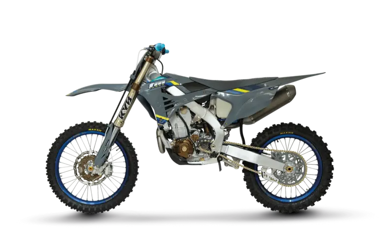 Motocross-Motorrad TM MX 450 ES Fi 4T CORSE 2026 von der Seite mit Aluminium-Rahmen und modernem Design.